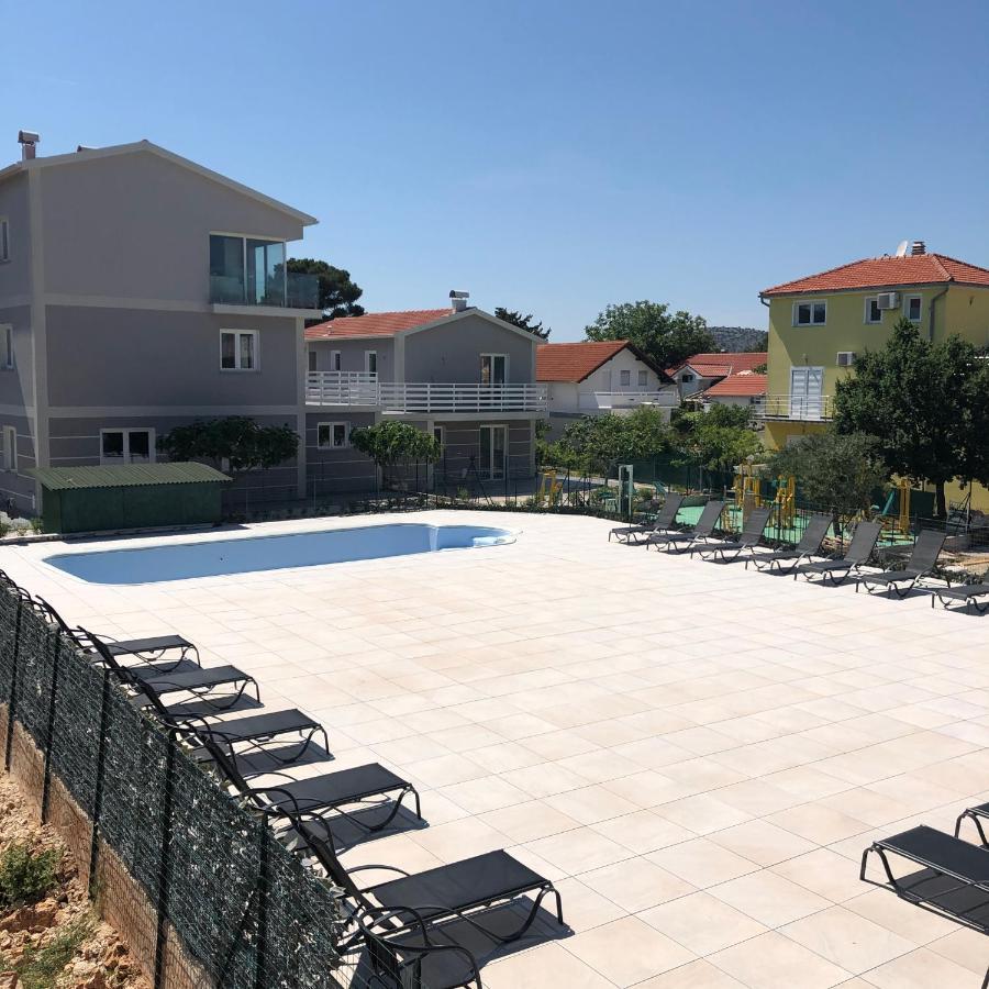 Lipovac Resort Ficus Bilice Bagian luar foto